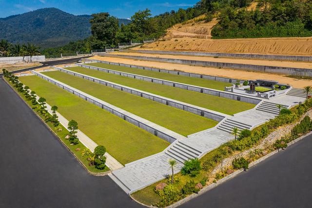 帝苑一层层的草坪，后面是山